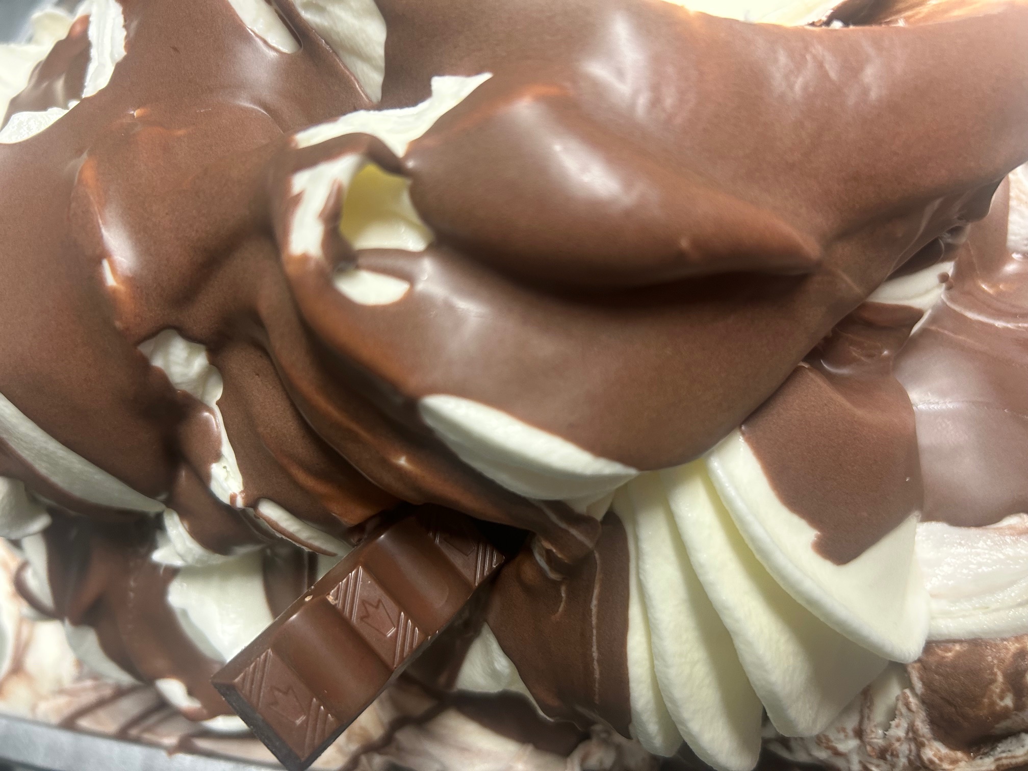 Glace Bueno avec nappage chocolat