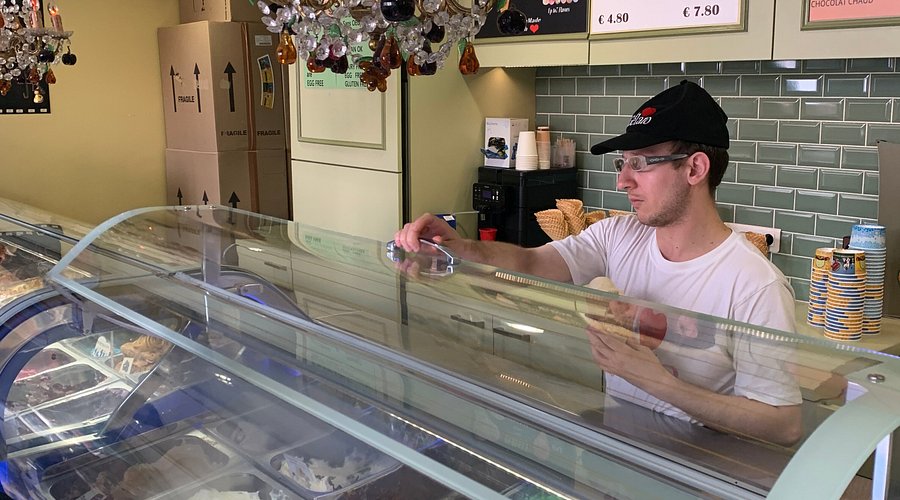 Employé servant une glace à Paris